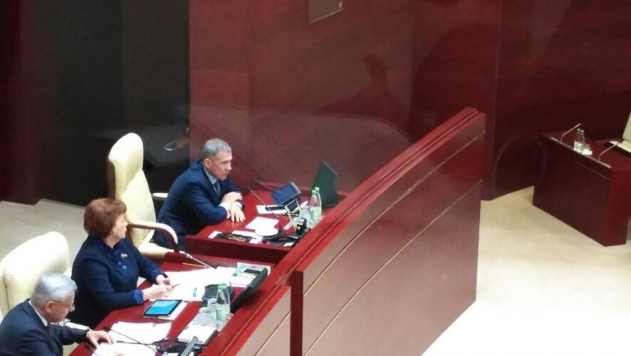 В начале заседения Госсовета РТ президент Татарстана Рустам Минниханов поблагодарил парламентариев за организационную работу по подготовке и проведению голосования.