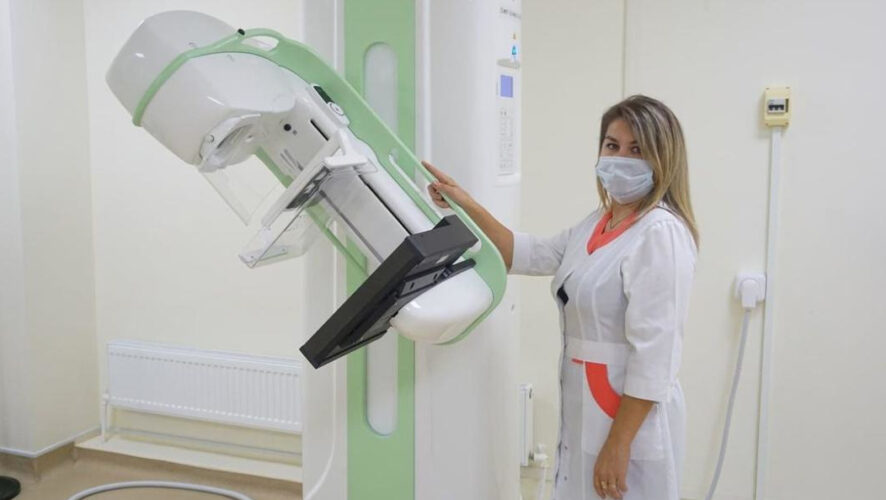 Медики осваивают маммограф и аппарат флюорографии.