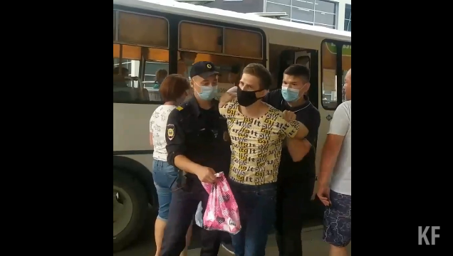 Наряд силой вывел его из автобуса.