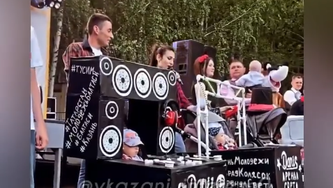 Ребятишек усадили даже в мини-камаз.