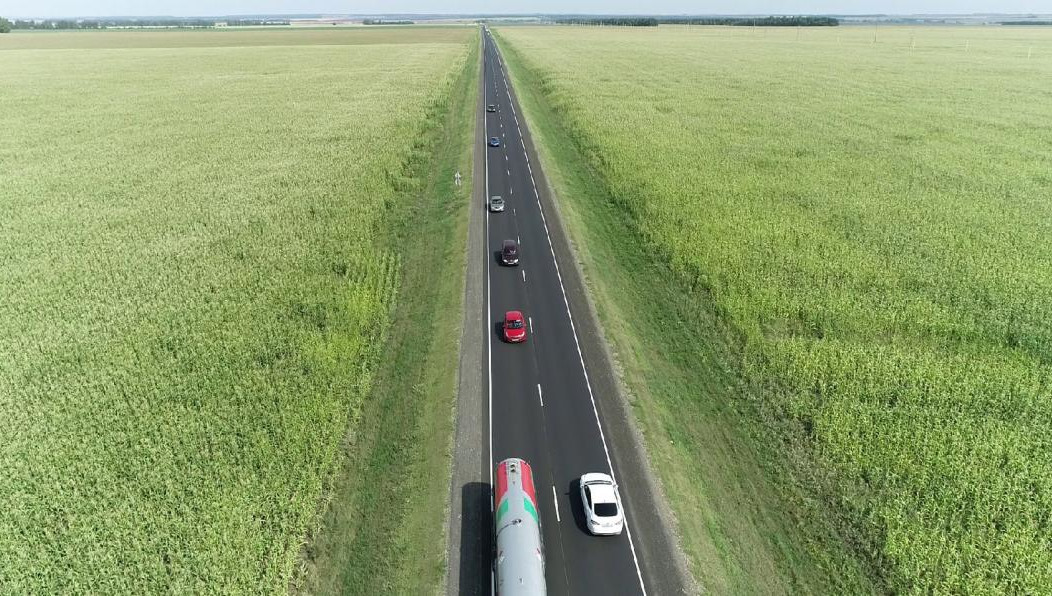 В Татарстане на трассе сделали новое покрытие и укрепили обочины.