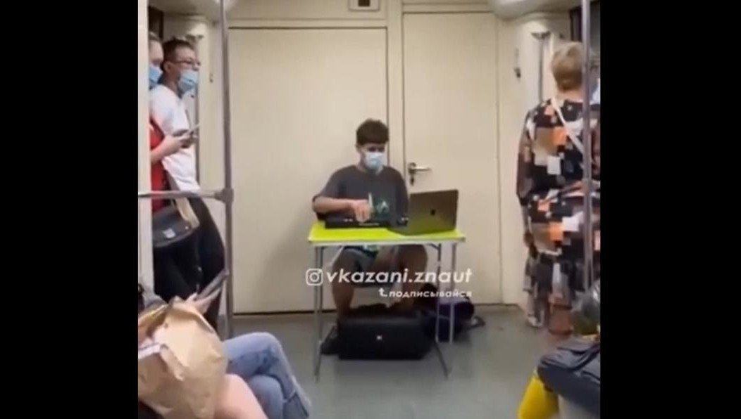 Никто из пассажиров не помешал парню играть музыку.