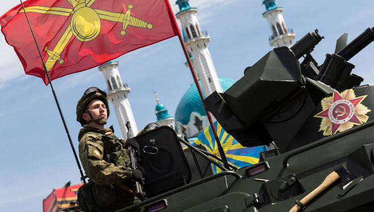 Праздник Великой Победы в Казани завершился красочным салютом.