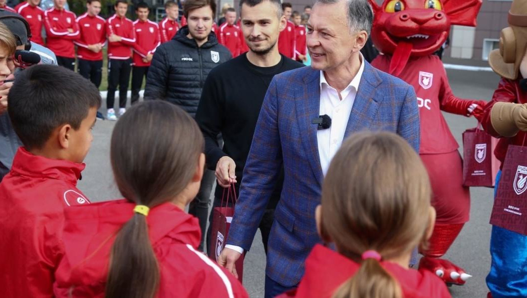 В академии футбола занимается около 400 детей под руководством 40 тренеров.