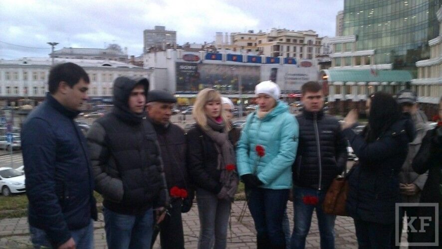 В данный момент на площади под памятником Вахитова