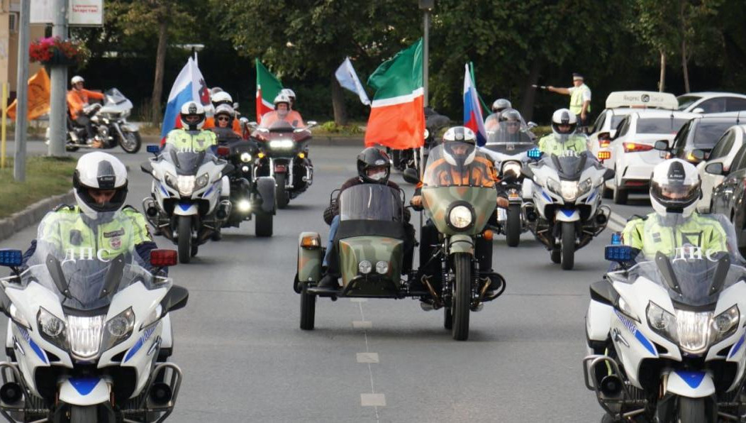 Президент республики возглавил колонну.