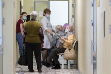 Стационар инфекционной больницы вмещает 300 коек.