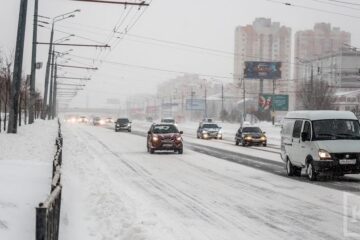 Снежную глыбу скинули подростки на проезжающий автомобиль с моста на улице Ершова в Казани. Видео происшествия автолюбитель опубликовал в соцсетях.