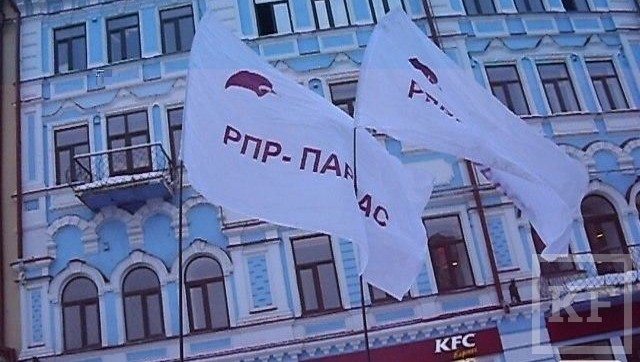 В центре Казани проходит пикет оппозиционной партии РПР-ПАРНАС. Это акция в поддержу узников по болотному делу 6 мая 2012 года и против ограничения