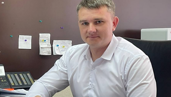 Ранее мужчина был начальником отдела контроля качества местного управления контроля качества жилищно-коммунальных и транспортных услуг.