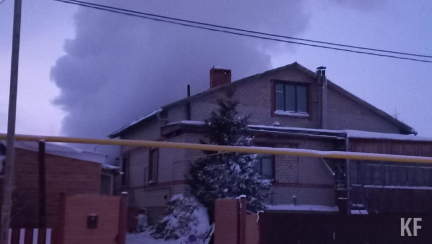 Огонь с одной бани перекинулся на соседнее строение.