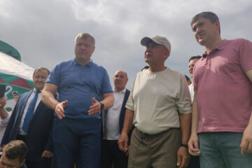 Компанию раису Татарстана на празднике составил губернатор Игорь Бабушкин.