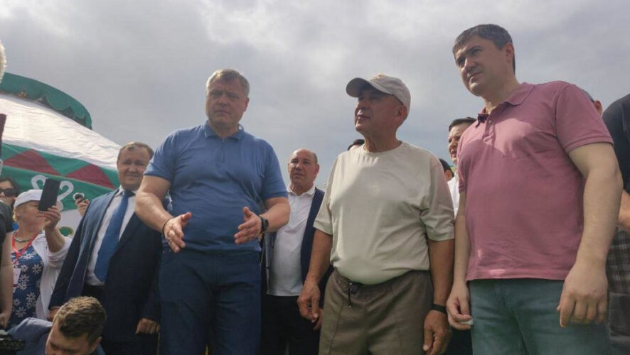 Компанию раису Татарстана на празднике составил губернатор Игорь Бабушкин.