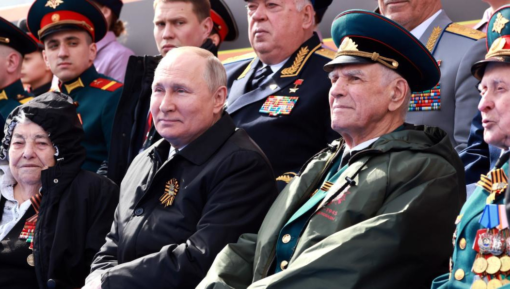 На военном параде в Москве президент России обратился к соотечественникам