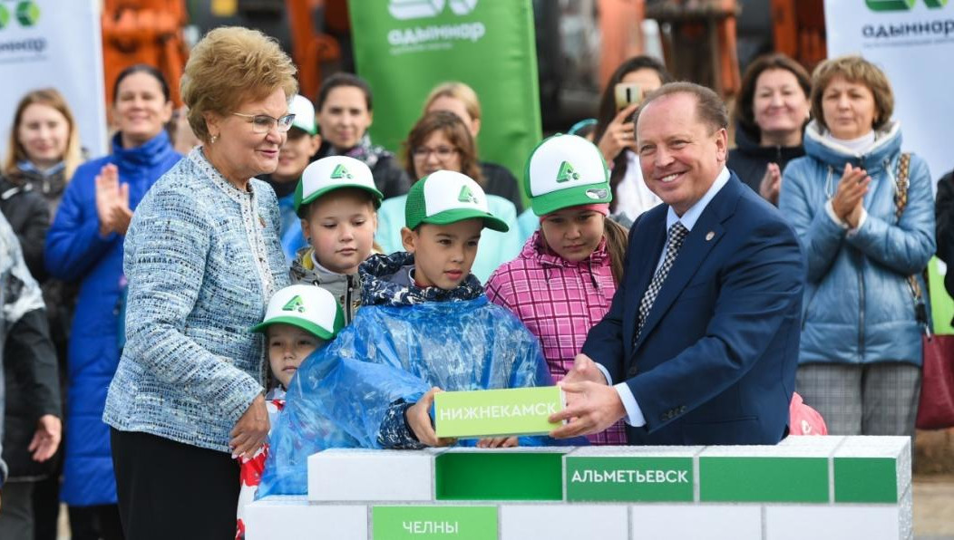 В режиме видеосвязи к торжеству подключился президент Татарстана Рустам Минниханов.