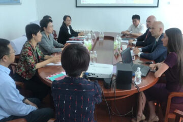 На встрече присутствовали руководитель департамента госпожа Чжан Лина.