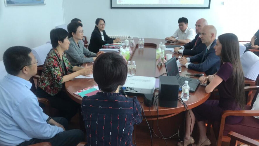 На встрече присутствовали руководитель департамента госпожа Чжан Лина.