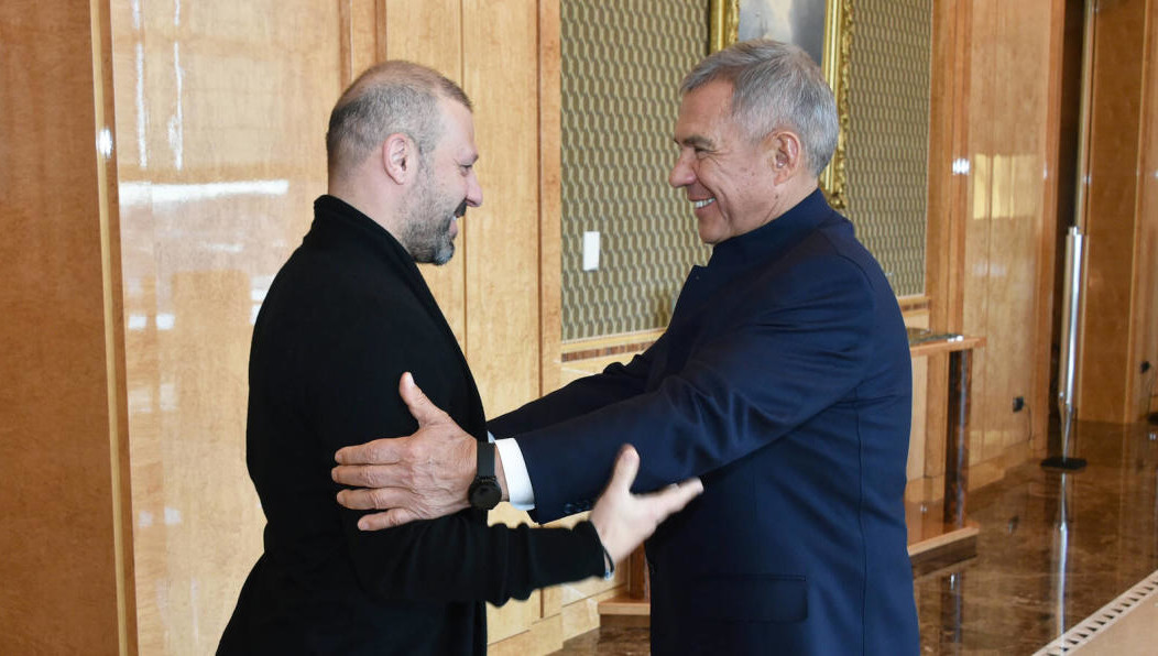 С 2008 по 2018 гoд Гёкдениз Карадениз выступал за кaзанский «Рубин».