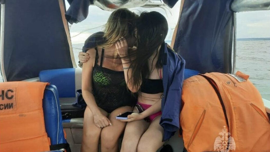 Спасатели нашли их в 800 метрах от берега.