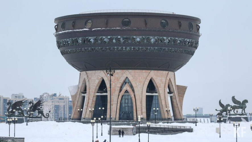 На участке установят спортивную площадку с беговыми дорожками и полем для игр.