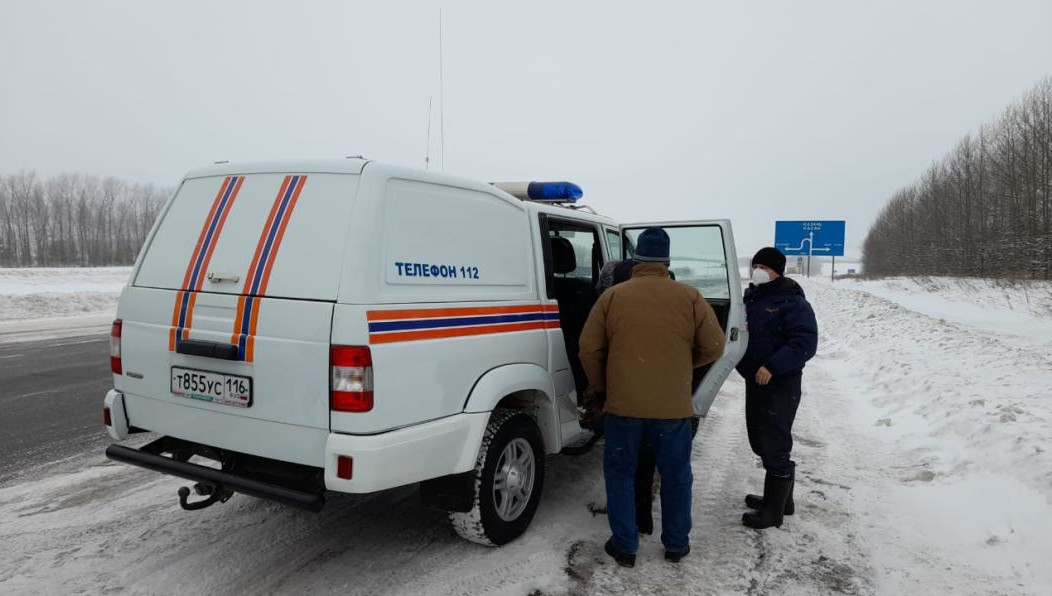 Мужчина и женщина застряли на автомобиле на 938 километре трассы М-7.