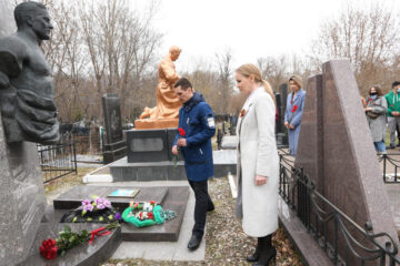 К месту упокоения Героя Советского Союза возложили цветы.