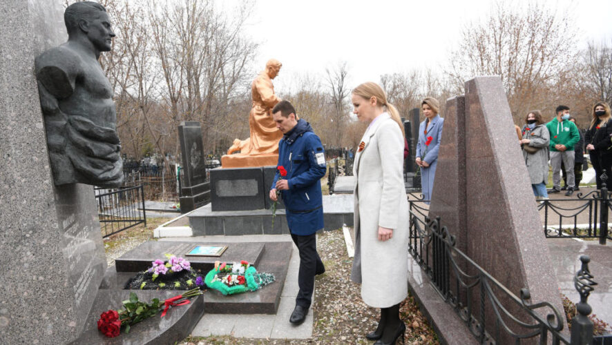 К месту упокоения Героя Советского Союза возложили цветы.