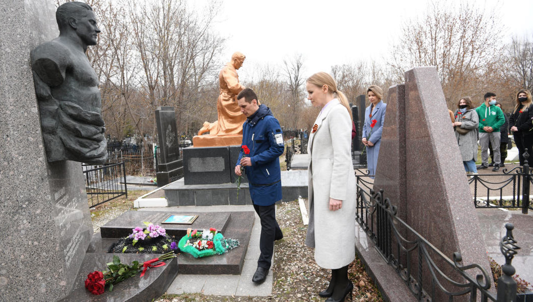 К месту упокоения Героя Советского Союза возложили цветы.