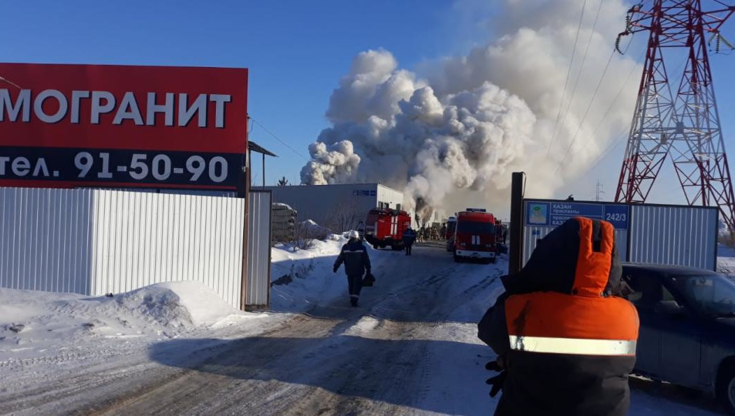 Из склада эвакуировались 10 человек.