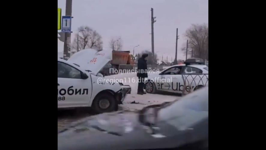 Три автомобиля столкнулись на перекрестке улиц Беломорская и Гудованцева.