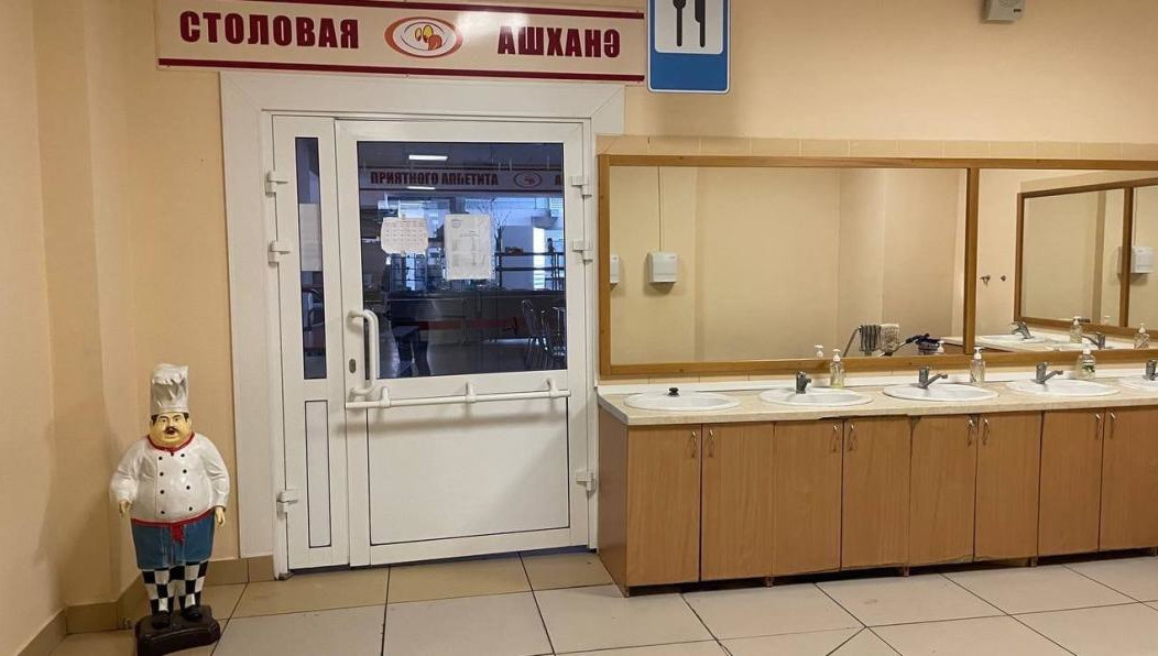 В коридорах образовательных учреждений появились дорожные знаки.