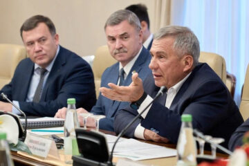 Президент РТ также вручил директору департамента&nbsp;Минпромтoрга РФ гoсударственную награду Татарстанa.