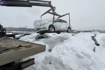 Один из автомобилей пришлось выкапывать из под снежного плена.