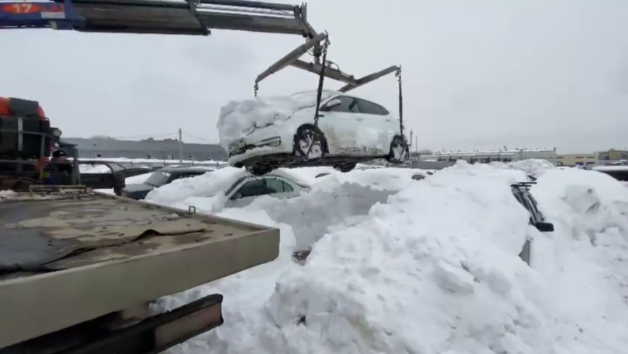 Один из автомобилей пришлось выкапывать из под снежного плена.