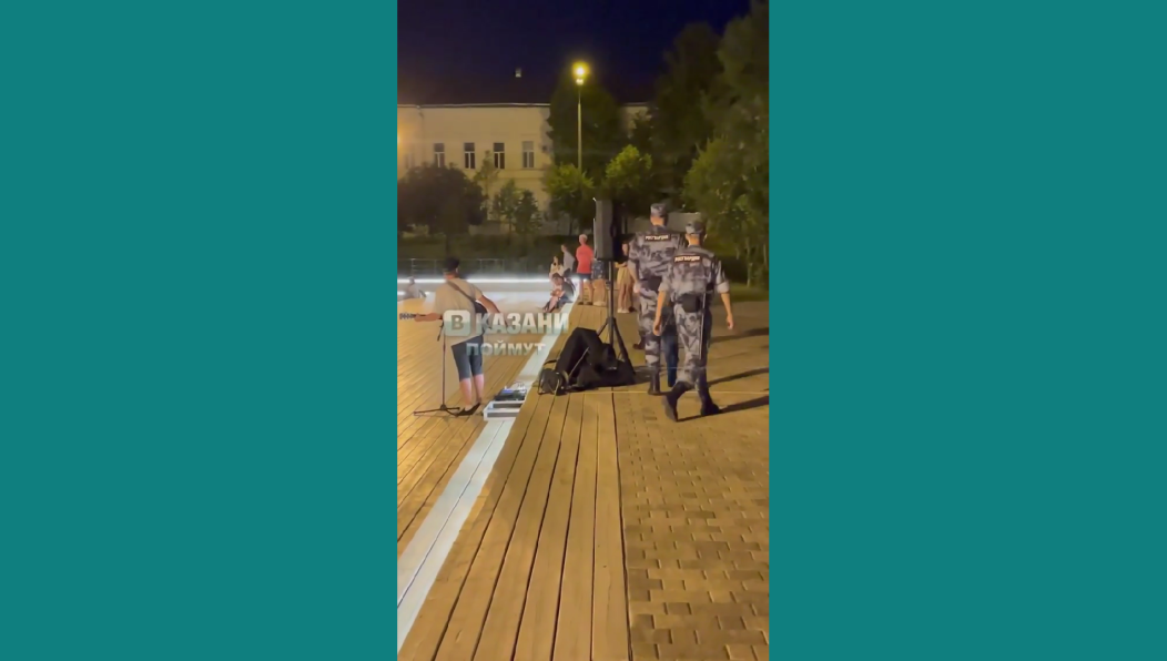 Один и горожан вышел петь популярную композицию