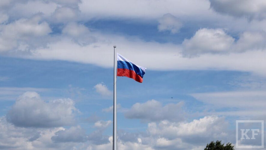 В парке Победы прошла церемония поднятия российского триколора.