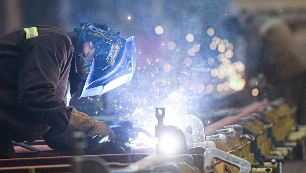 ВВП превысил 15 000 долларов США.