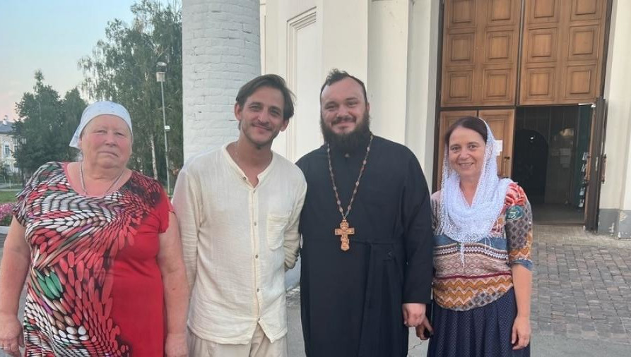 Актеры и ведущие готовили сюжет о жизни местного женского монастыря.