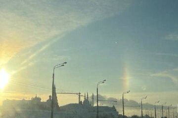 Из-за сильных морозов в небе над Казанью появилось потрясающее оптическое явление.