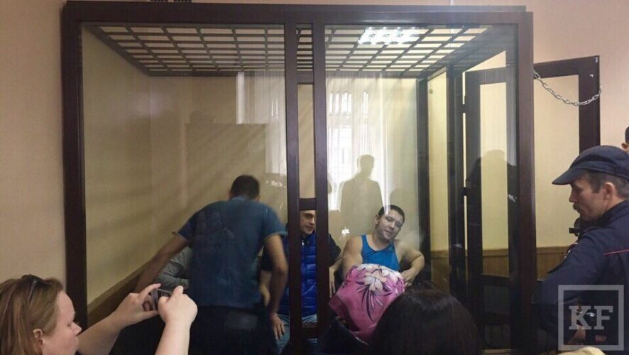 В Вахитовском районном суде Казани продолжается громкий процесс по делу «алтыновцев». Группу молодых людей обвиняют в погроме столичного ТЦ. Сегодня пятерым подсудимым продлили срок пребывания под стражей до 16 сентября