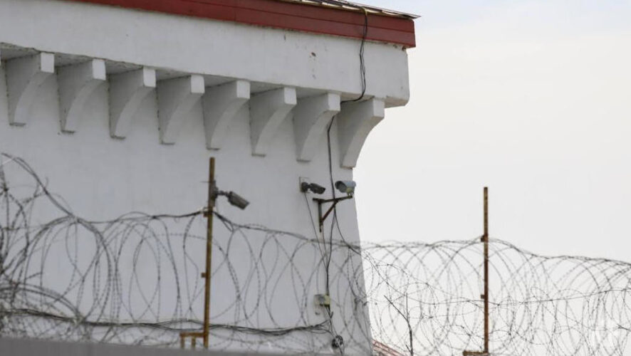 Нападавшие требуют вызвать прокурора и руководство ФСИН.