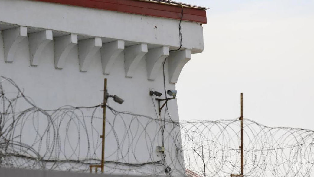 Нападавшие требуют вызвать прокурора и руководство ФСИН.