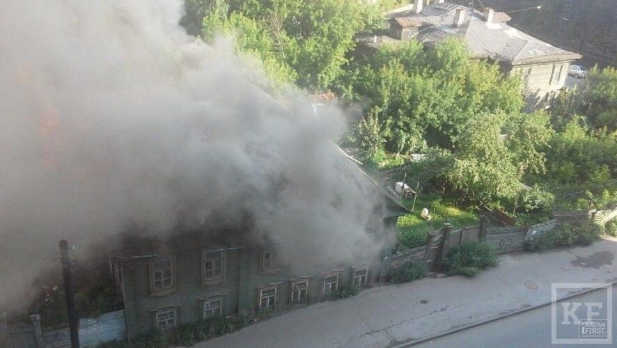 Деревянный дом загорелся сегодня около 40 минут назад на улице Шаляпина в Казани. Ветхое строение