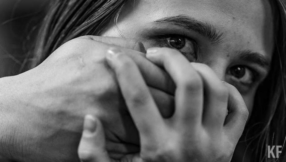 Девушка говорит о правах женщин на своих семинарах.