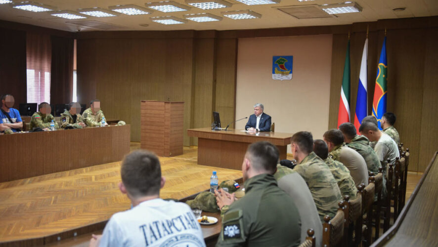 Военнослужащим раздали наборы с необходимыми вещами и утепленные резиновые сапоги. Один из них поделился историей о своей службе.