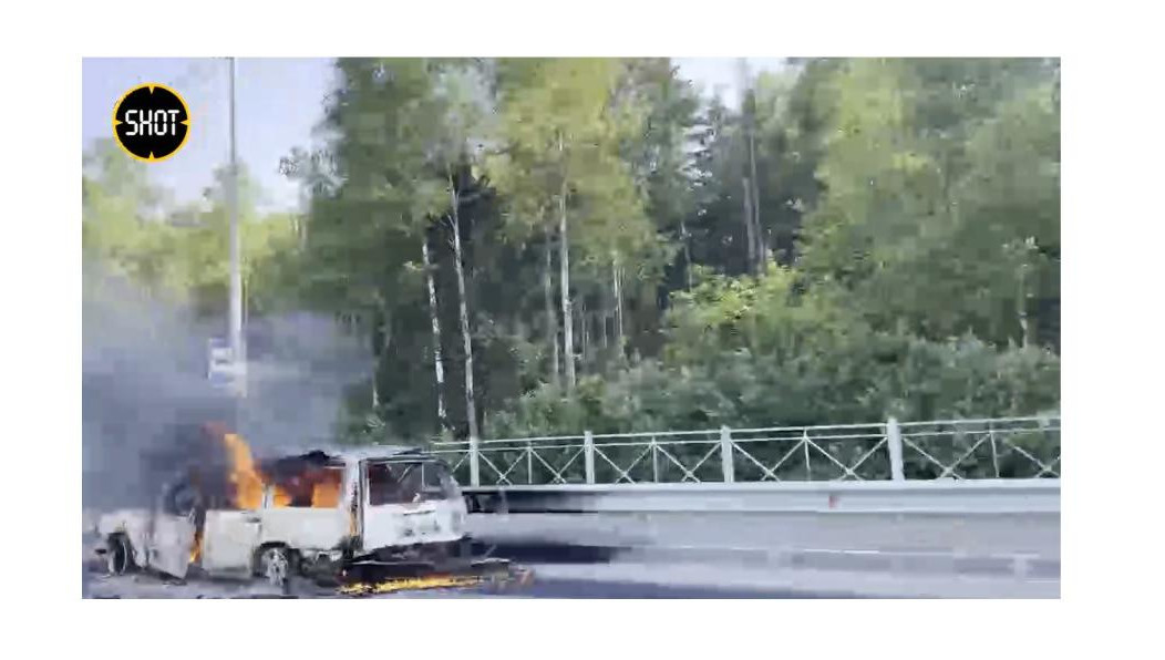 Автомобиль врезался в отбойник и загорелся.