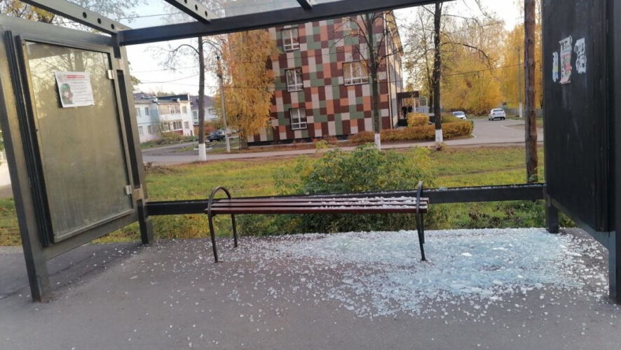 Неизвестные уничтожили три витрины на улицах Горького и Строителей