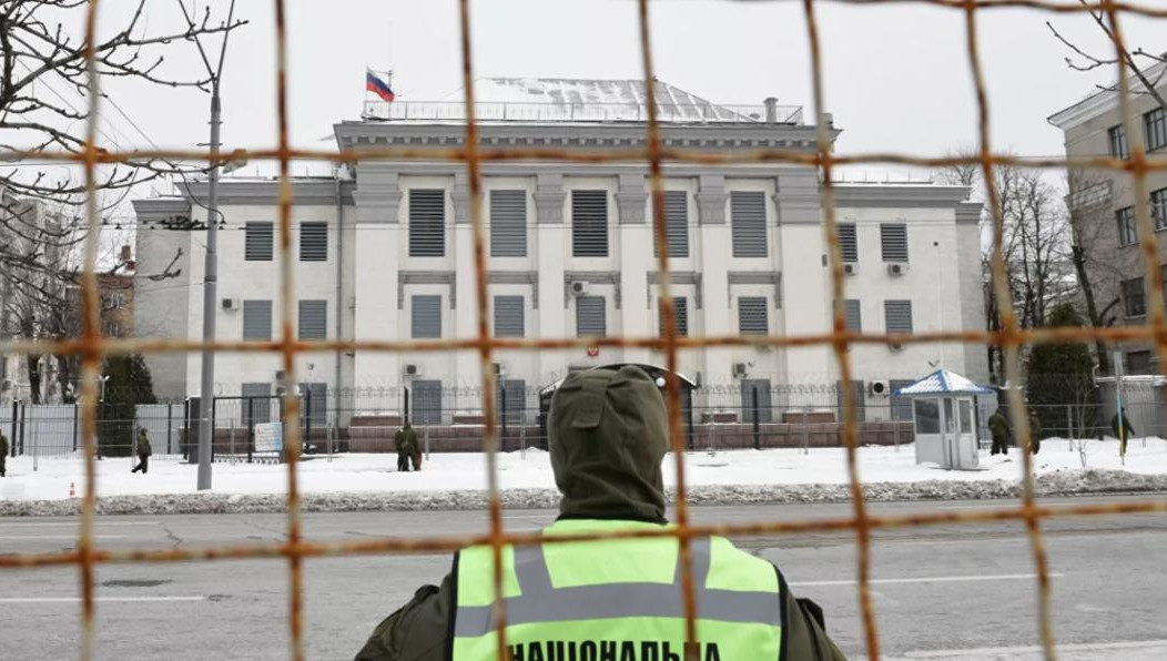 Возникли проблемы при записи на приём в консульства и в посольство.