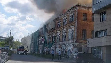 На втором этаже горел мусор.