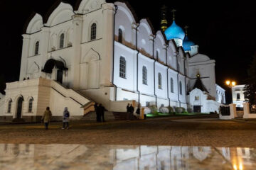 Со дня своего основания и до 1918 года Благовещенский собор был кафедральным храмом Казанской епархии Русской церкви.
